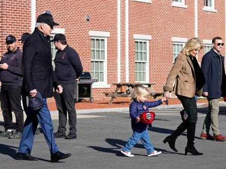 Первая леди Джилл Байден (слева) гуляет со своим внуком Бо Байденом и президентом Джо Байденом после встречи с пожарными в День благодарения у пожара в Нантакете. Департамент в Нантакете, Масса Байден, Нантакет, США – 24 ноября 2022 г.